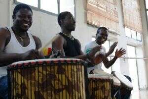 השמחה שבתיפוף ובריקוד האפריקאי - להקת Fi-Hankra - דרך גוף